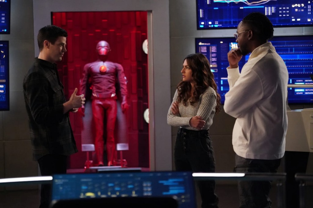 Barry Allen (Grant Gustin) discute avec Allegra Garcia (Kayla Compton) et Chester P. Runk (Brandon McKnight)