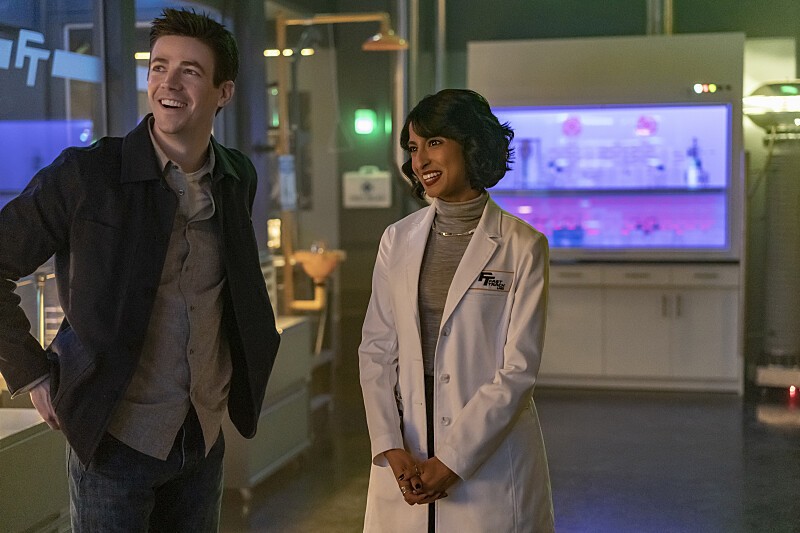 Barry Allen (Grant Gustin) et le Dr. Meena Dhawan (Kausar Mohammed)