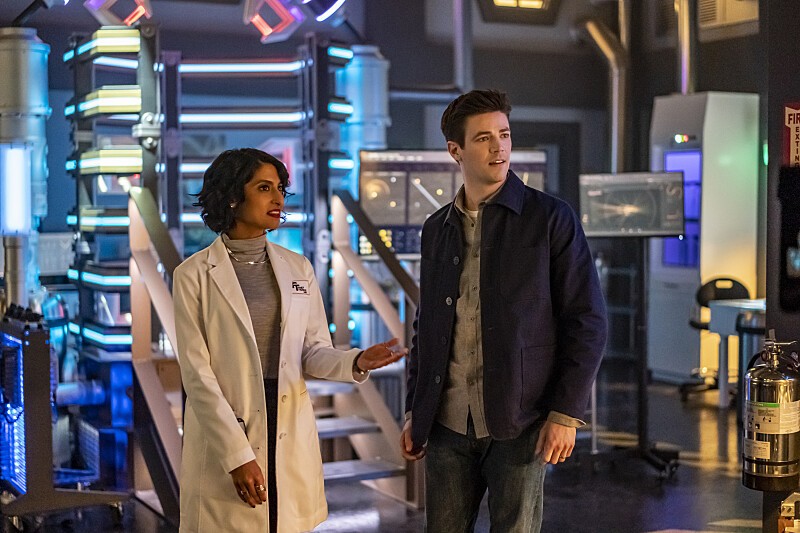 Barry Allen (Grant Gustin) et le Dr. Meena Dhawan (Kausar Mohammed)