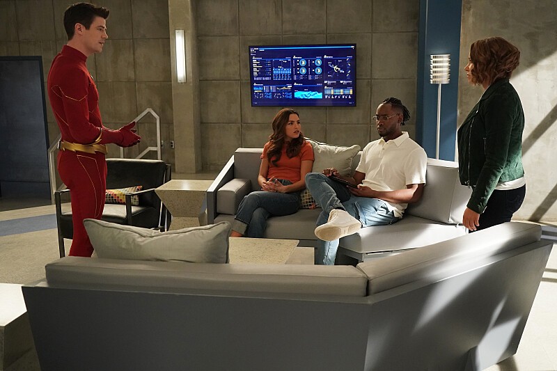 Barry Allen (Grant Gustin) discute avec son équipe