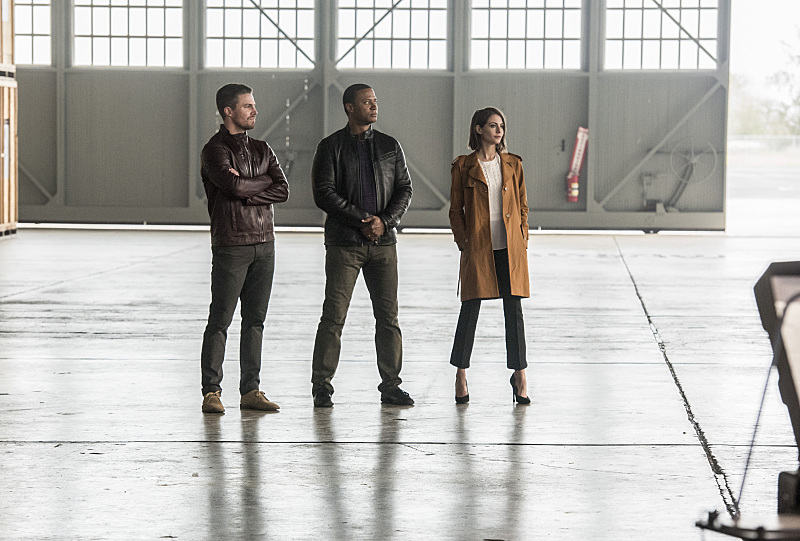 Oliver Queen (Stephen Amell), John Diggle (David Ramsey) et Thea Queen (Willa Holland) 