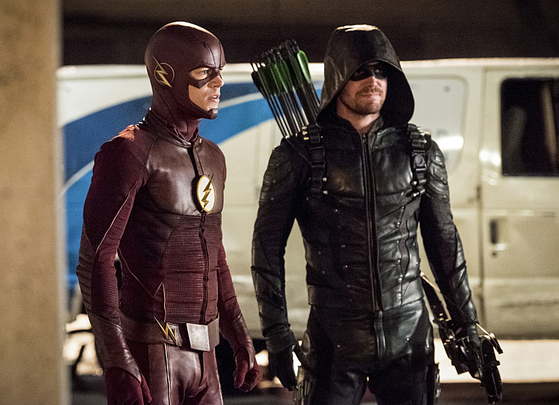 Flash (Grant Gustin) et Green Arrow (Stephen Amell)