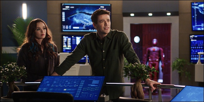 Khione et Barry Allen devant un bureau de S.T.A.R. Labs
